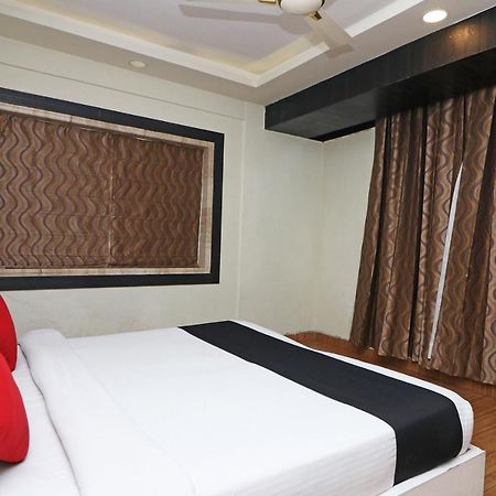Hotel Emerald Calcutta Buitenkant foto