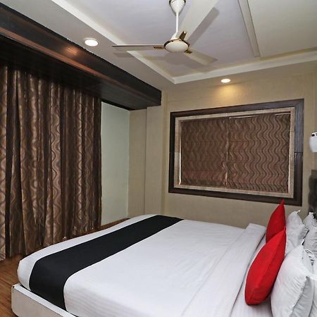 Hotel Emerald Calcutta Buitenkant foto