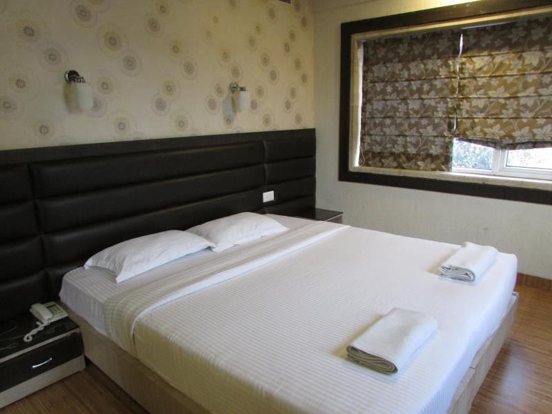 Hotel Emerald Calcutta Buitenkant foto