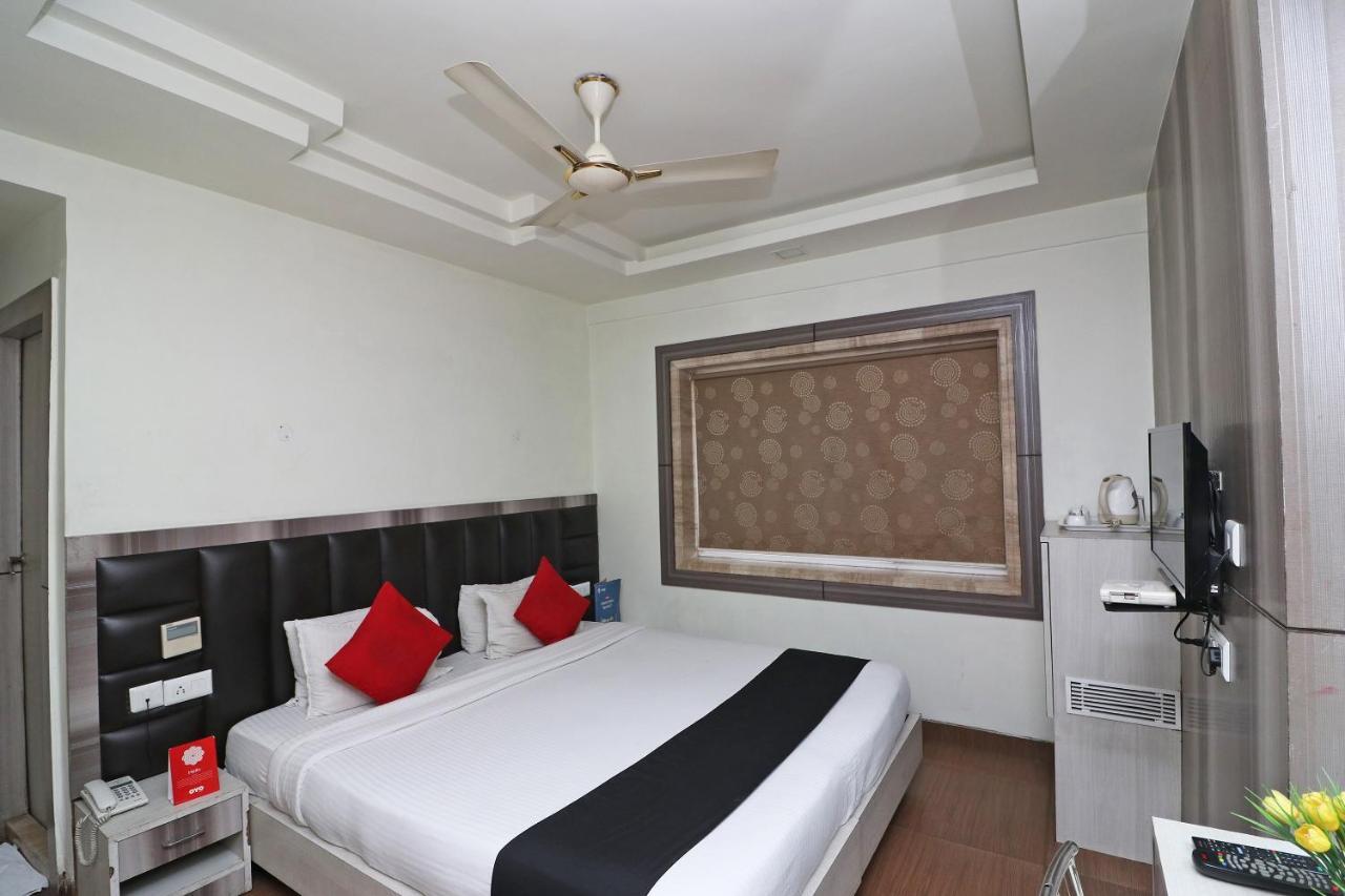 Hotel Emerald Calcutta Buitenkant foto