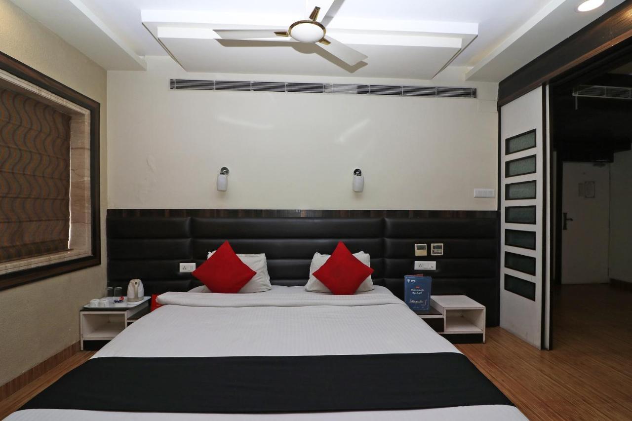 Hotel Emerald Calcutta Buitenkant foto