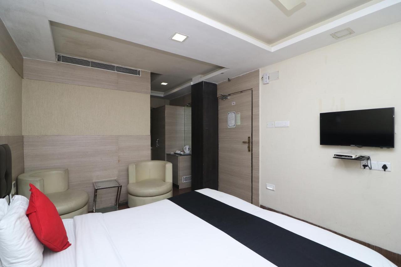 Hotel Emerald Calcutta Buitenkant foto
