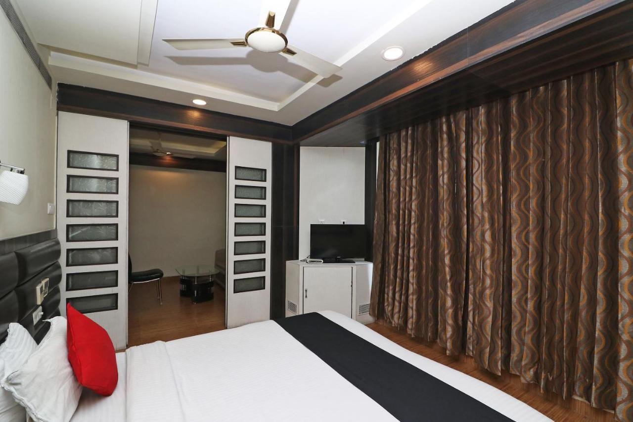 Hotel Emerald Calcutta Buitenkant foto