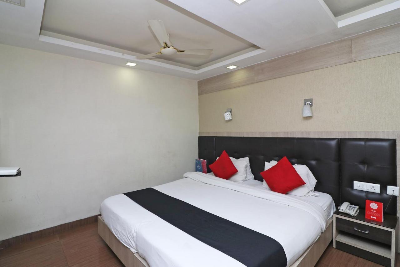 Hotel Emerald Calcutta Buitenkant foto