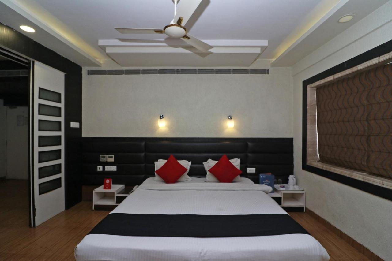 Hotel Emerald Calcutta Buitenkant foto
